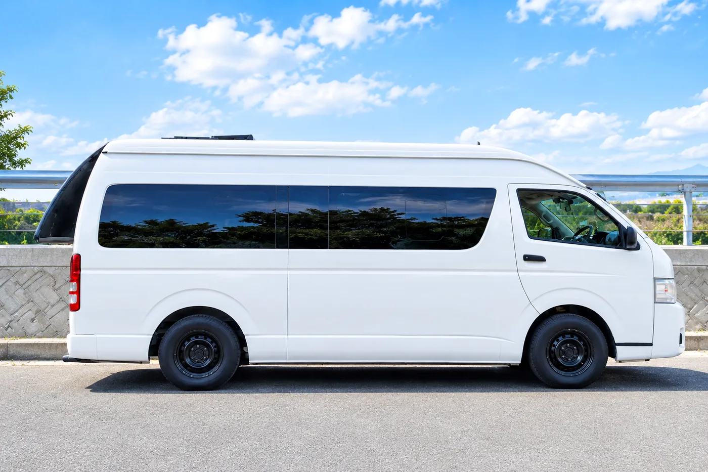 青空の下に停車した白いMUKUの移動火葬車